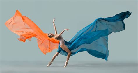 Ballerina in Orange und Blau Rawisyah Aditya als Kunstdruck oder Gemälde