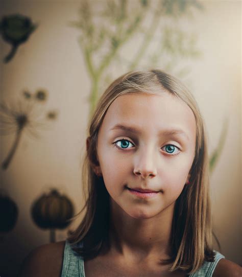 Niña Sonriendo Mientras Usa Camisa Rosa · Foto de stock gratuita