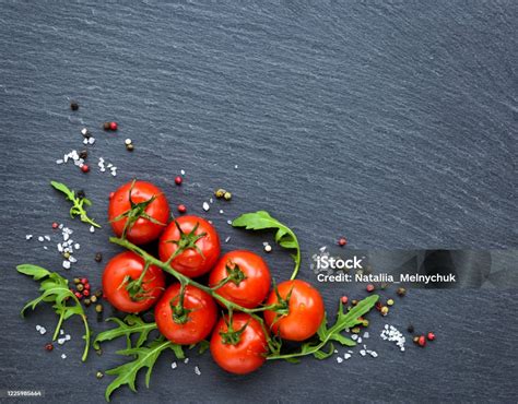 Tomat Ceri Segar Garam Merica Dan Daun Arugula Di Papan Tulis Hitam