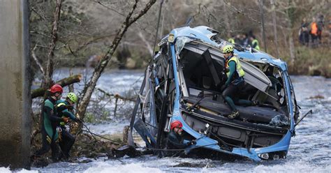 As Han Sacado Del R O El Autob S Accidentado En Pontevedra