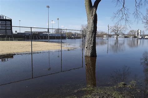 Mississippi River Flooding Prompts Evacuations Sandbagging