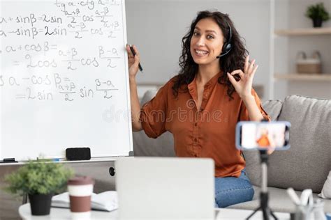 Lehrerin Zeigt Gute Geste Den Schülern Mathematik Erklärt