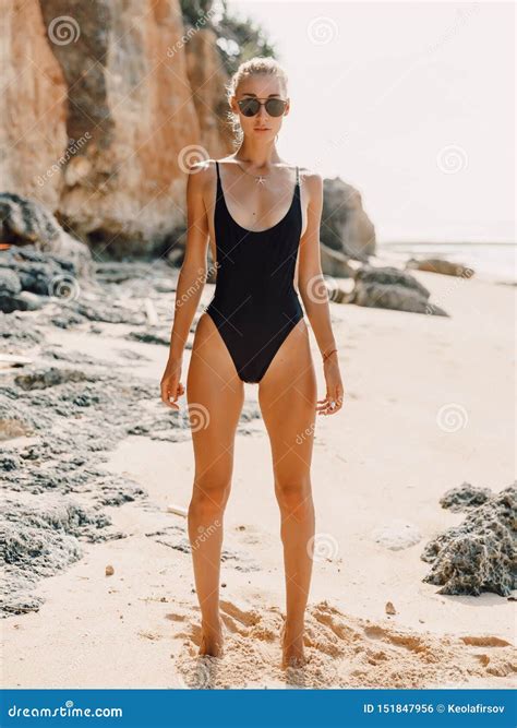 Mujer Joven Con El Cuerpo Perfecto En Bikini En La Playa Foto De