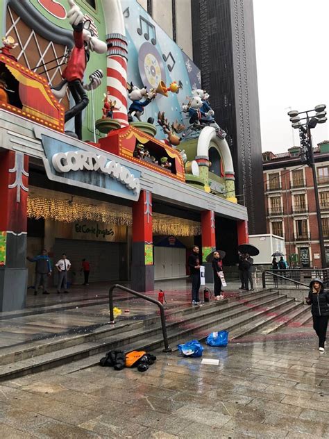 Activistas De Futuro Vegetal Roc An Cortylandia Con Pintura Roja