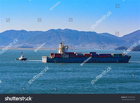 Tugboat Assist Container Vessel On Way Foto De Stock 752037592 Shutterstock