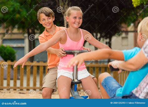 Les Enfants Gay Chancellent Sur L Oscillation Image Stock Image Du Pose Enfant