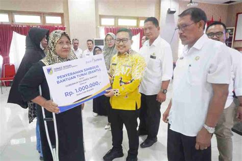 Bupati Banggai Amirudin Serahkan Bantuan Tunai Tahap Detik