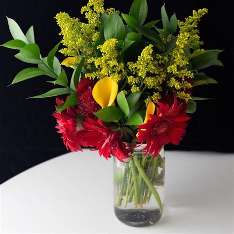 30 Simple Flower Arrangement Ideas That Anyone Can Create at Home