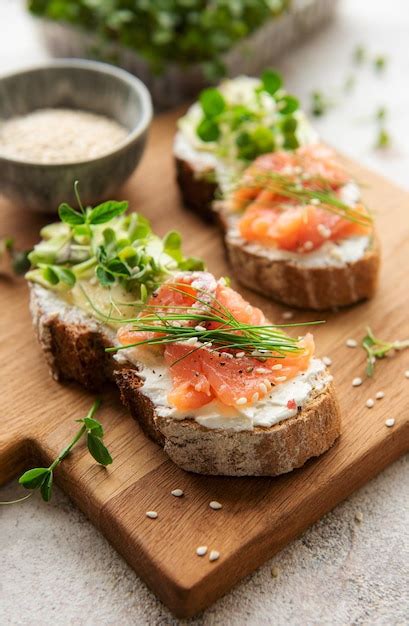 Sanduíches salmão salgado abacate e microgreens alimentação