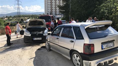 İki araç kafa kafaya çarpıştı 3 yaralı Son Dakika Haberleri