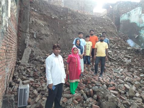 The Wall Of The House Under Construction Fell On The Roof Of The Neighbor S House निर्माणाधीन