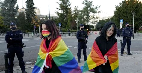 Polonia îndemnată să recunoască parteneriatele între persoane de același sex