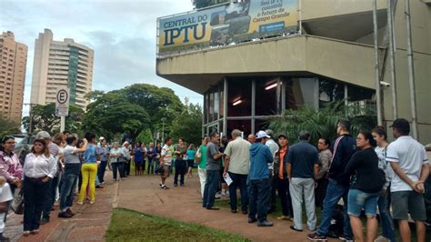 Contribuintes Amanhecem Em Fila Para Pagamento De Tributos Desconto