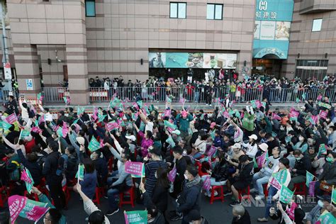 賴清德競總外湧進支持者 關注開票進度 政治 中央社 Cna