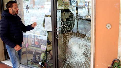 Cesena Ladri Spaccano La Vetrina Di Un Bar In Piazza Del Popolo