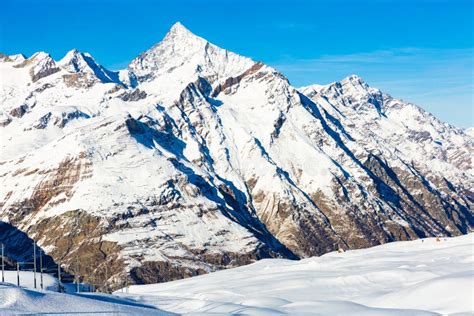 Paisagem Invernal De Picos De Montanha Localizados Perto Do Zero Foto