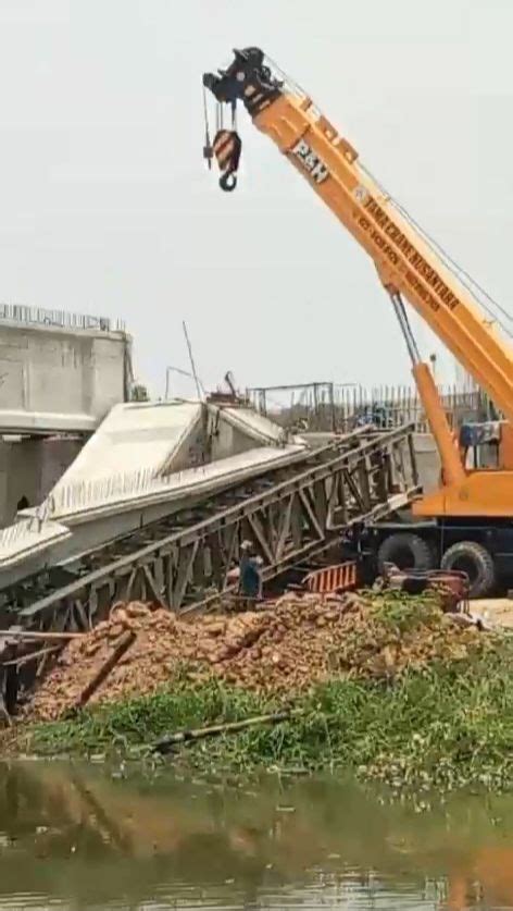 Konstruksi Jembatan Penghubung Kawasan Jababeka Cikarang Timur Ambruk