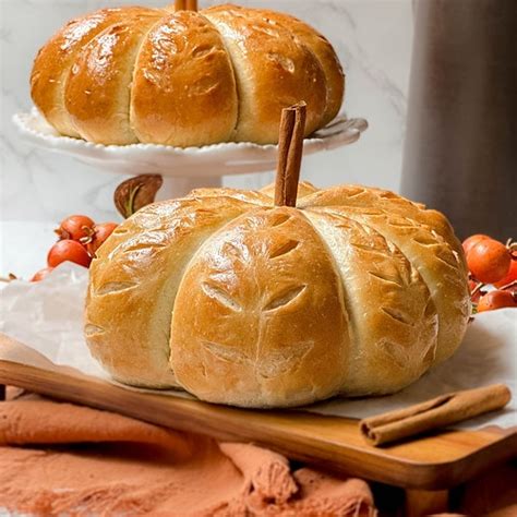 Pumpkin Shaped Bread in an Hour - 31 Daily