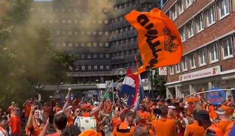 Geweldige Beelden Dortmund Kleurt Steeds Meer Oranje Fans Nemen