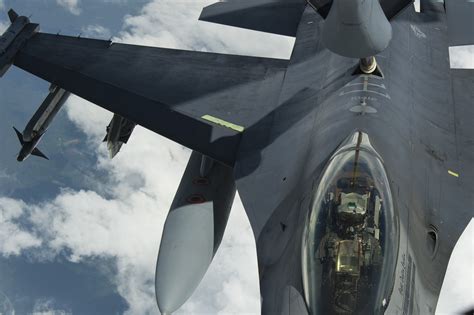 185th Ang Provides Refueling Training To F 16 Fighting Falcons