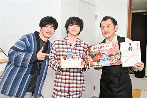 田中圭、林遣都に「おっさんずラブ」特製バースデーケーキのサプライズ 吉田鋼太郎と祝福 モデルプレス