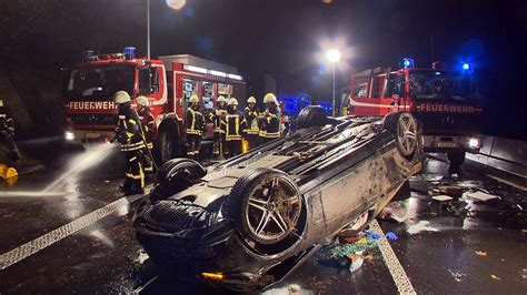 Nettetal Schwerer Unfall Auf Der A 61 Fahrer In Pkw Eingeklemmt