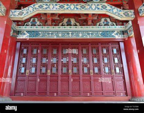 Close-up of the gate of ancient Chinese architecture Stock Photo - Alamy