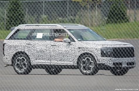 2026 Hyundai Palisade spied with Santa Fes boxy design