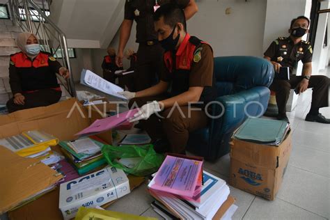 Kejaksaan Geledah Kantor Bappeda Kota Palu Antara Foto