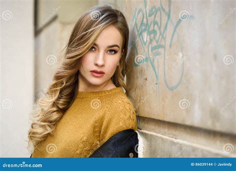 Mooie Blonde Russische Vrouw Op Stedelijke Achtergrond Stock Foto Image Of Blauw Mooi