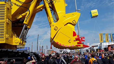 Giant Komatsu Pc7000 700 To Excavator Start Up Bauma 2016 Youtube