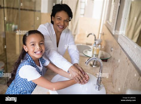 Portrait De Grand M Re Et Petite Fille Se Laver Les Mains Au Lavabo De