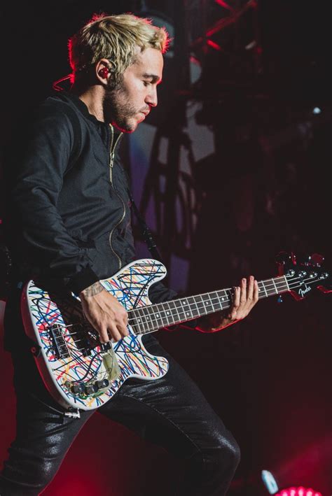 √ Pete Wentz Precision Bass