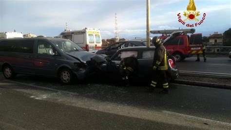 Incidente Stradale In Corso Europa Auto Scavalca Sparti Traffico