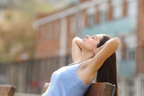 Adolescente Emocionado Gritando Brazos Extendidos En Un Parque Imagen