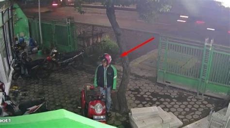 Pria Berjaket Ojol Curi Sepeda Motor Di Sidoarjo Aksinya Terekam CCTV