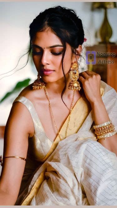 Malavika Mohanan In Beautiful Women Videos Beautiful Bollywood