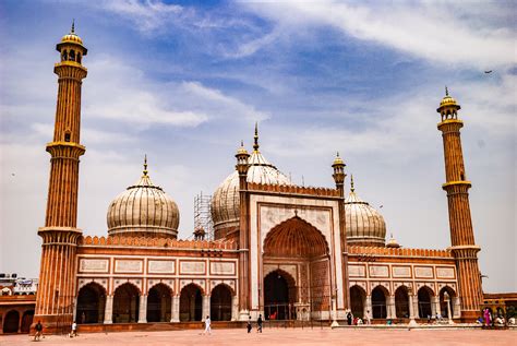 top monuments  visit  delhi  india gate red fort qutub minar