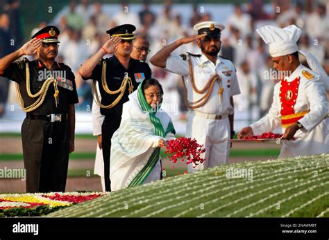 Indian President Pratibha Patil Center Pays Tribute At The Memorial