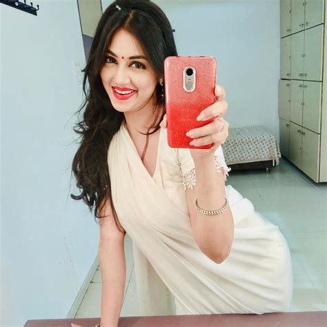 Reema Worah In White Saree See These Hot Photos