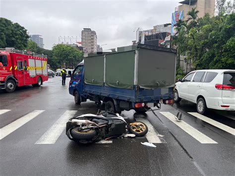 貨車卸貨後左切未注意 直行機車騎士慘遭擊落 社會 中時新聞網