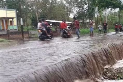 Banjir Bandang Terjang Desa Sikka NTT Rumah Hingga Sekolah Terendam