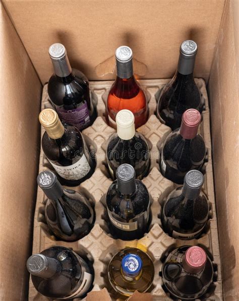 Entrega De Vinos De La Bodega Naked En Caja De Cart N Imagen Editorial