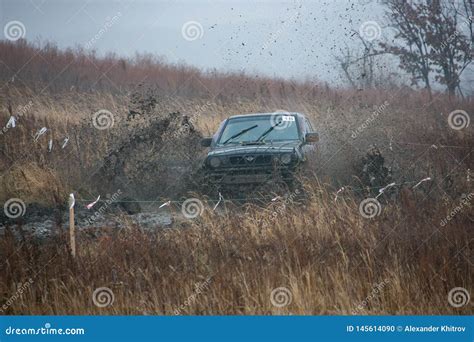 Competencia En Un Jeep Ensayo Entre Aficionados Y Profesionales En La