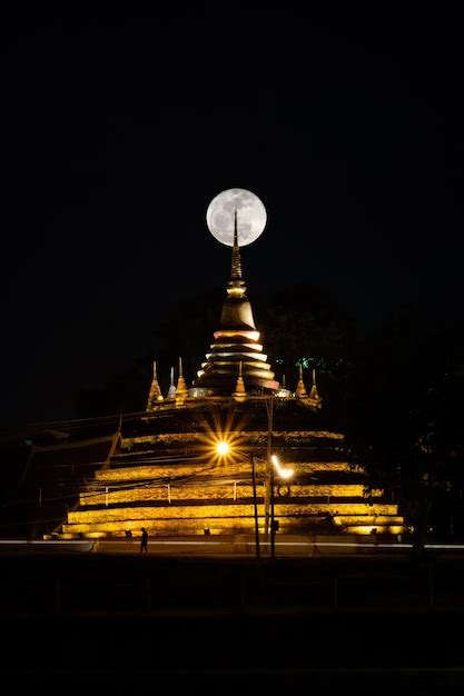 La Superluna En El Cielo Nocturno Y La Silueta De La Antigua Pagoda Se