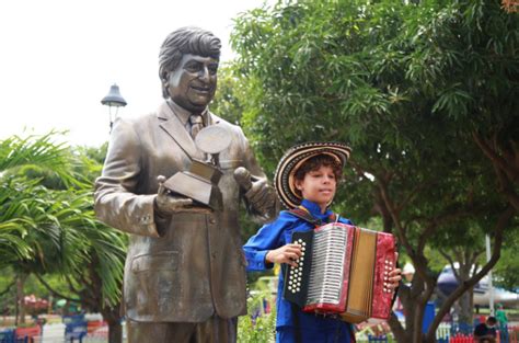 Develan Estatua De Jorge O Ate En El Parque La Provincia De