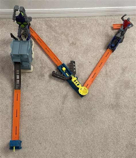 Hot Wheels Trick Tracks Bionic Battle
