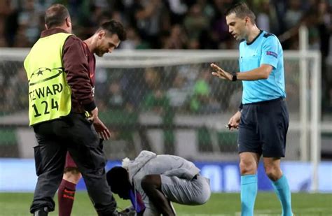 Un hincha entró a la cancha en Portugal y le besó la zurda a Messi