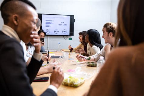 Tim Muda Makan Di Kantor Saat Istirahat Makan Siang Foto Stok Unduh