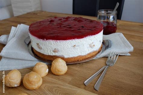 Rote Gr Tze Torte Mit Windbeuteln Ein Schmuckst Ck Rote Gr Tze Torte